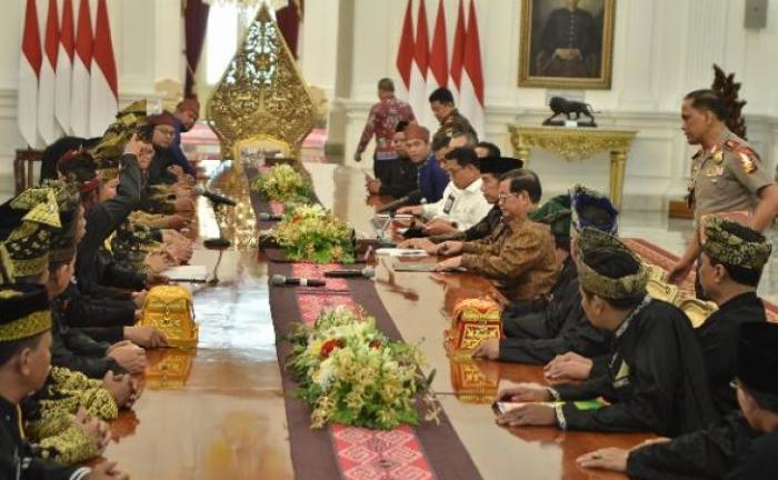 Jokowi Siap Terima Pinangan Gelar Adat dari LAMR