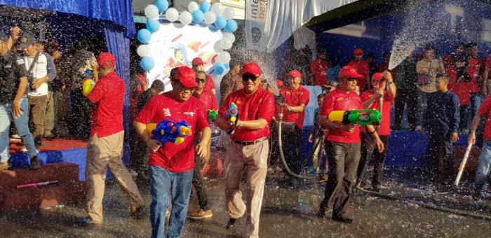 Festival Perang Air di Meranti, Bupati dan Warga Saling Tembak