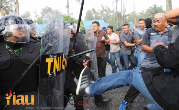 Aksi Tidak Puas, Demonstran Anarkis Ini Dihadang TNI   