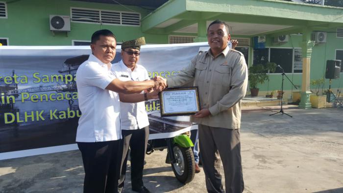 PT. EMP Serahkan Bantuan Mesin Pencacah, Pembuat Kompos dan 2 Unit Kaisar kepada DLH Meranti