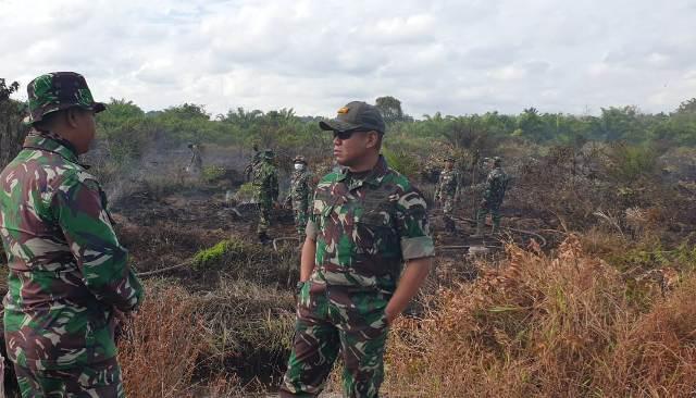 Kodim 0303/Bengkalis Tinjau Kebakaran Lahan di Desa Bantan Sari