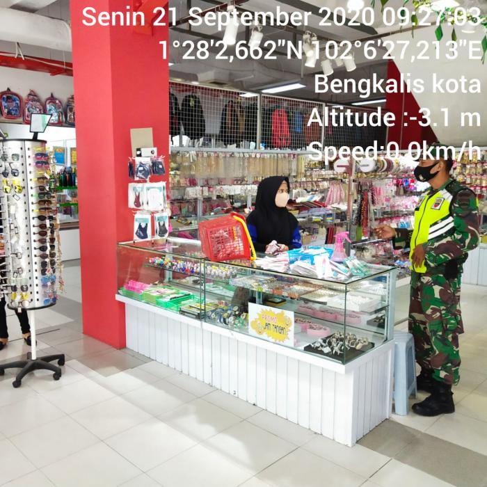 Sertu CF Sinambela Ingatkan Pedagang dan Pengunjung Plaza 88 agar Menggunakan Masker