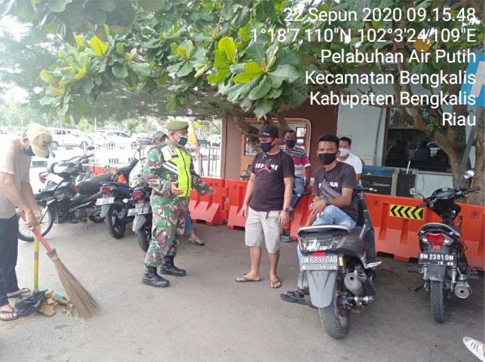 Serma Rudi terus Menggalakan Protokol Kesehatan Bagi Penumpang Roro Bengkalis terus Diterapkan