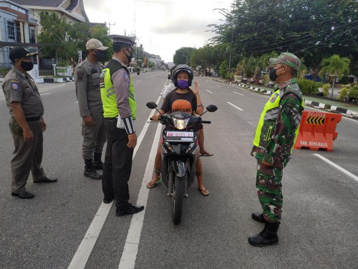 Serda Armansyah bersama Tim Gabungan Terus Imbau Pengendara di Jalan Sudirman Agar Menggunakan Masker
