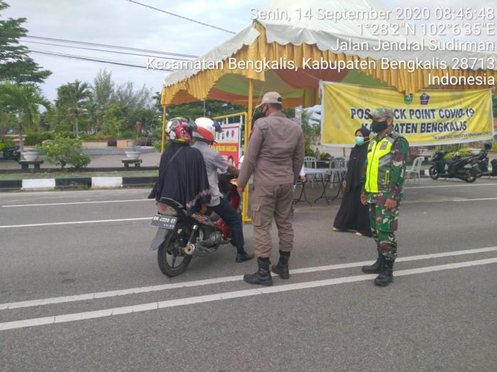 Tim Gabungan Imbau Pengendara Melintasi Jalan Sudirman agar Menggunakan Masker