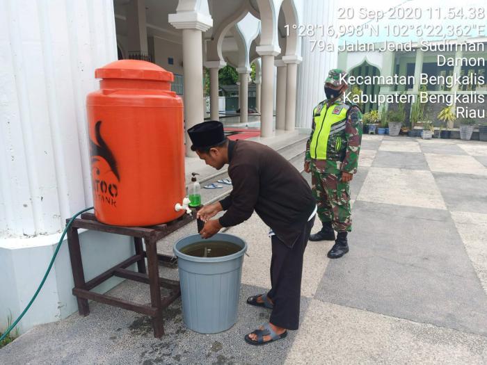 Sertu Subarianto Ingatkan Masyarakat yang Hendak Sholat di Masjid Istiqomah agar Ikuti Protokol Kesehatan 