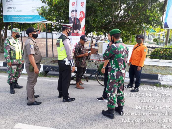 Serda Armansyah dan Praka Gesang Prasetyo beserta Tim Gabungan Patroli Protokol Kesehatan di Jalan Sudirman