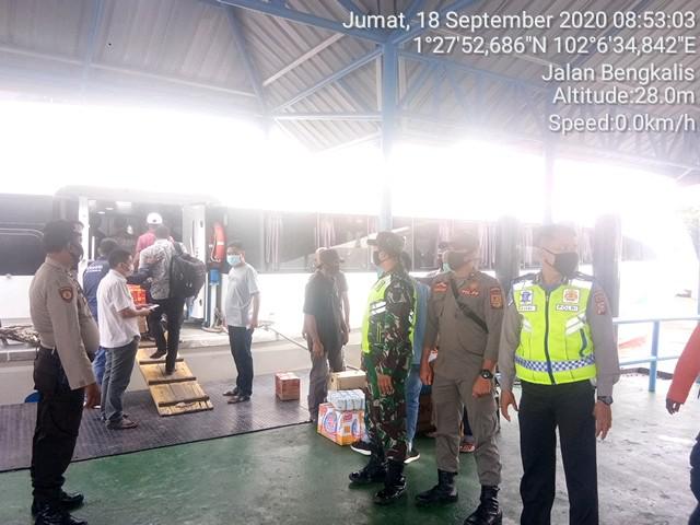 Serda Mustaqim Terus Ingatkan Penumpang di Pelabuhan Bandar Sri Laksamana Tetap Menggunakan Masker