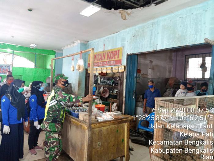 Sertu Subarianto Kembali Terapkan Protokol Kesehatan di Pasar Terubuk