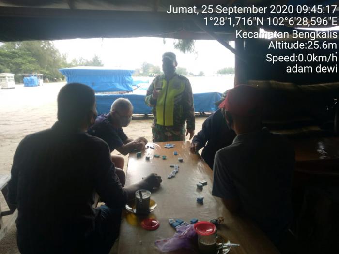 Sertu M Isak dan Serda Mhd Alimran Terus Patroli Mandiri di Taman Andam Dewi, Bengkalis