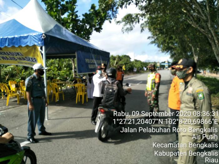 Serda Amad Zamzuri Terus Sosialisasikan Aturan Protokol Kesehatan di Roro Bengkalis 