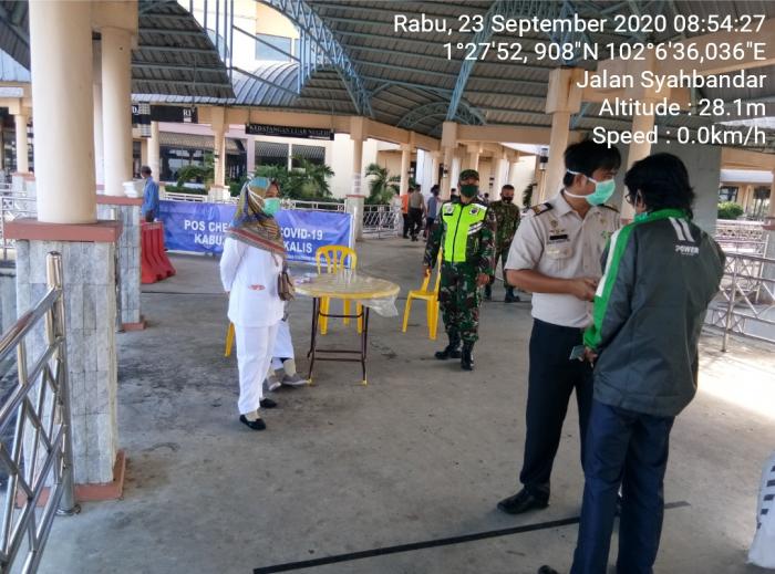 Serda Mustaqim bersama Serda Suprianto Terus Terapkan Protokol Kesehatan di Pelabuhan BSL Bengkalis