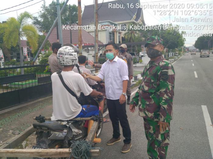 Memutus Mata Rantai Penyebaran Covid 19, Sertu Mhd Lanshori Giat di Jalan Sudirman 