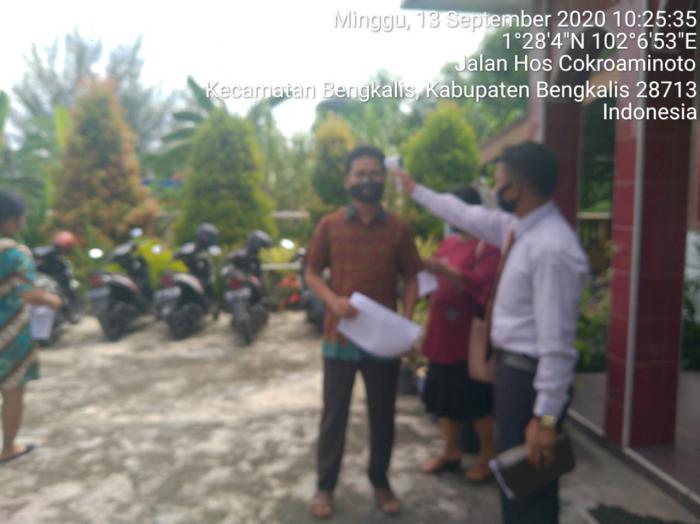 Sertu CF Sinambela dan Prada Leonardus Sitompul Terapkan Protokol Kesehatan kepada Jamaat HKBP