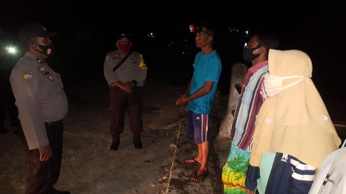 Patroli Malam, Personil Polsek Tebingtinggi Imbau Warga Terapkan Social Distancing
