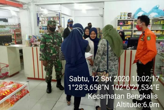 Serda Mhd Alimran dan Kopda B Irawan Imbau Pengunjung Plaza tetap Memakai Masker