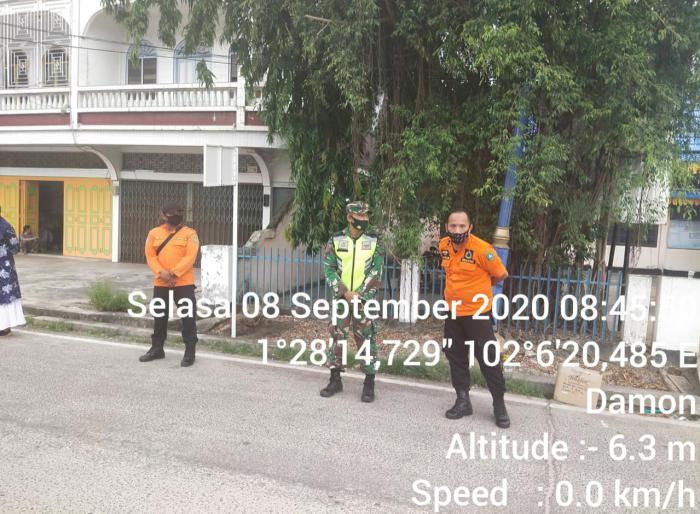 Serda Jeri Agustian Terus Menerapkan Protokol Kesehatan kepada Pengendara Melintasi Jalan Patimura
