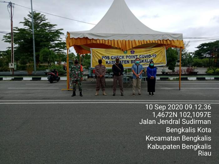 Serda Armansyah beserta Tim Gabungan Imbau Pengendara Gunakan Masker