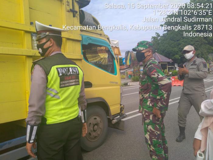 Serda Armansyah beserta Tim Gabungan Terus Imbau Pengendara di Jalan Sudirman Agar Menggunakan Masker