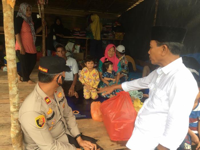 Kapolsek Tebingtinggi Barat Serahkan Bantuan Untuk Korban Kebakaran Rumah di Desa Mekong