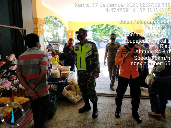 Serda Suprianto Kembali Ingatkan Penumpang di Pelabuhan Bandar Sri Laksamana Tetap Menggunakan Masker