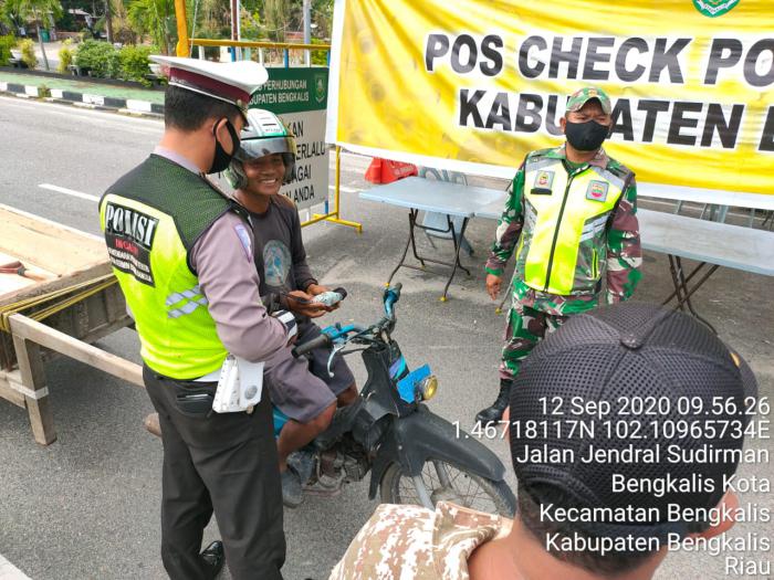 Tim Gabungan Terus Imbau Pengendara di Jalan Sudirman Agar Menggunakan Masker