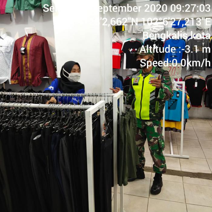 Kembali, Sertu CF Sinambela Ingatkan Pedagang dan Pengunjung Plaza 88 agar Tetap Menggunakan Masker