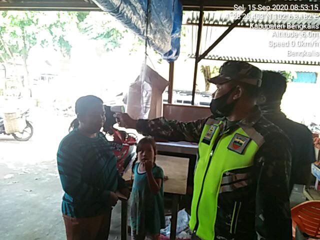 Serda Rs Sitorus terus Imbau Pengunjung dan Pedagang Pasar Terubuk Gunakan Masker