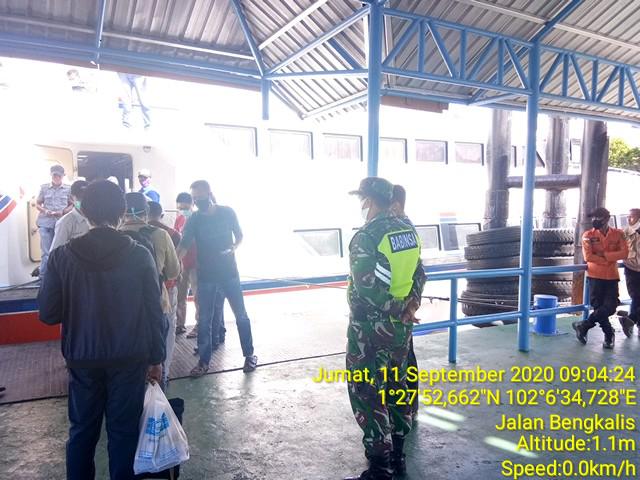 Personel Koramil 01/Bengkalis, Serda Mustaqim Giat Protokol Kesehatan di Pelabuhan BSL