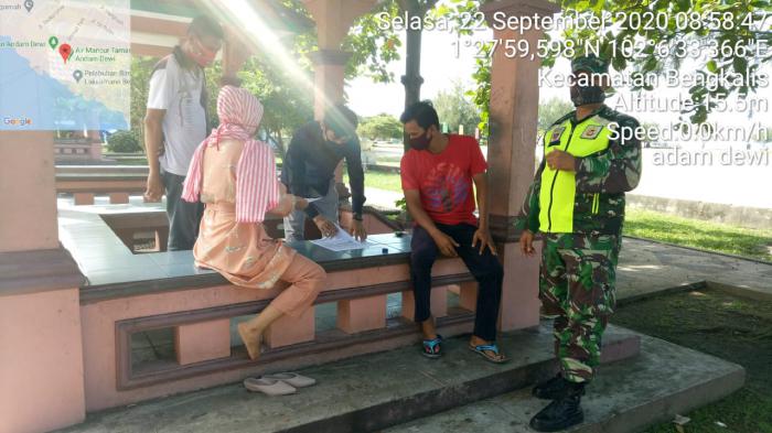 Sertu M Isak bersama Serda Mhd Alimran Terus Menerapkan Protap Kesehatan Kepada Masyarakat 