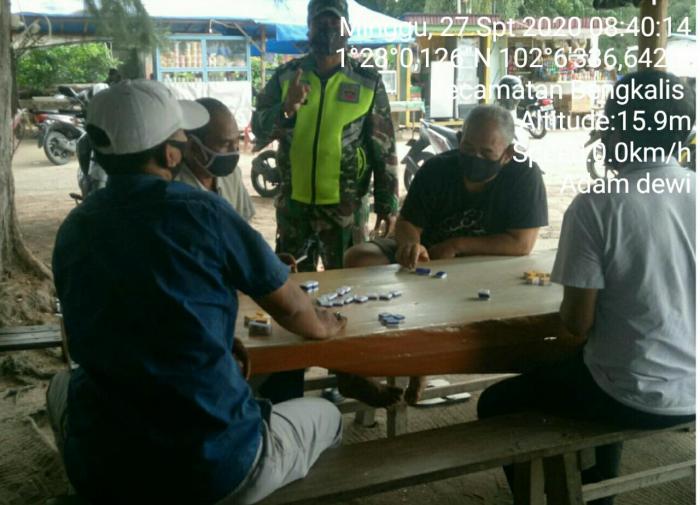 Sertu M Isak dan Serda Mhd Alimran Gencar Terapkan Protokol Kesehatan di Taman Andam Dewi Bengkalis 