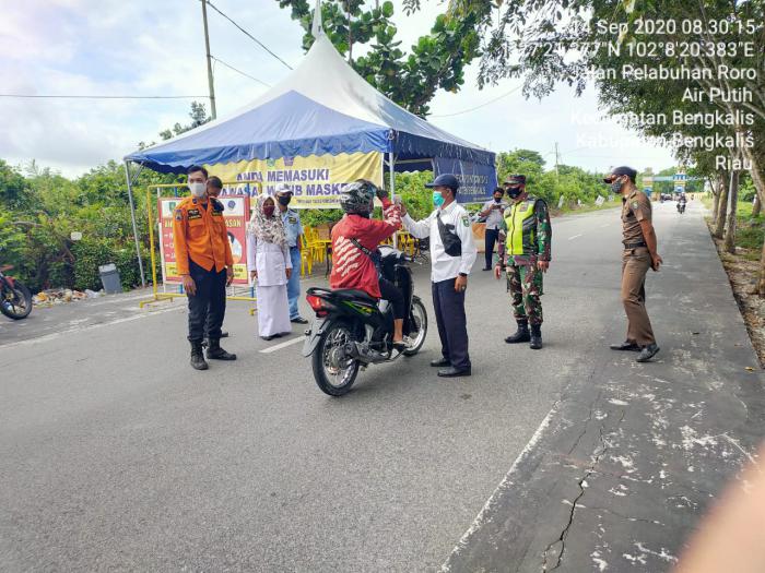 Serda Andi C Kesuma Terus Sosialisasikan Aturan Protokol Kesehatan di Roro Bengkalis 
