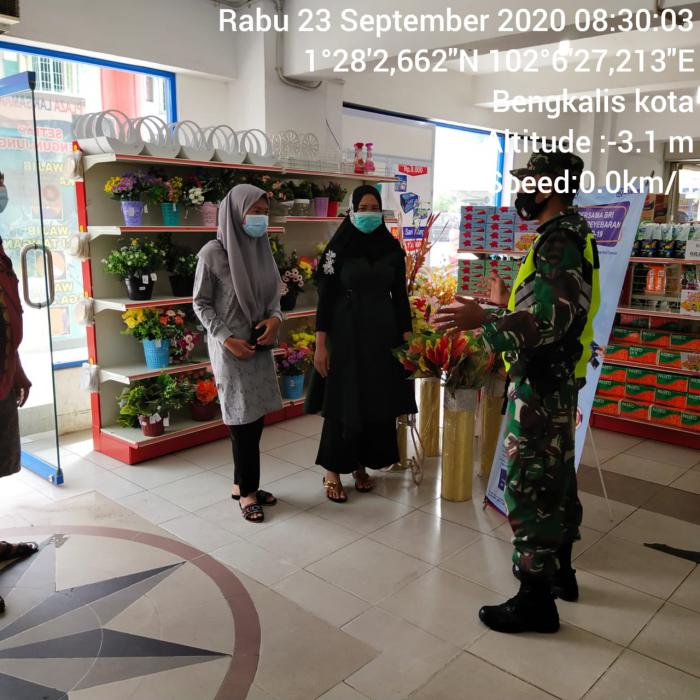 Sertu CF Sinambela bersama Serda Jeri Agustian Terapkan Pendisiplinan Protokol Kesehatan kepada Pengunjung Plaza 88 