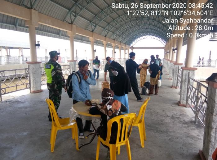 Memutus Penyebaran Covid 19, Serda Mustaqim Terus Terapkan Protokol Kesehatan di Pelabuhan BSL Bengkalis