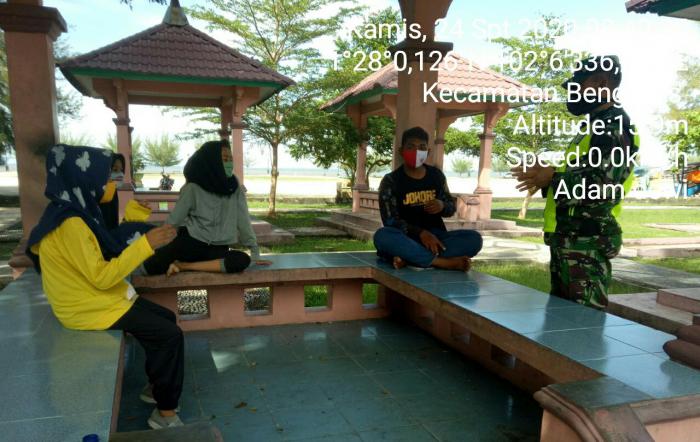 Sertu M Isak dan Serda Mhd Alimran Terus Galakan Protokol Kesehatan di Taman Andam Dewi