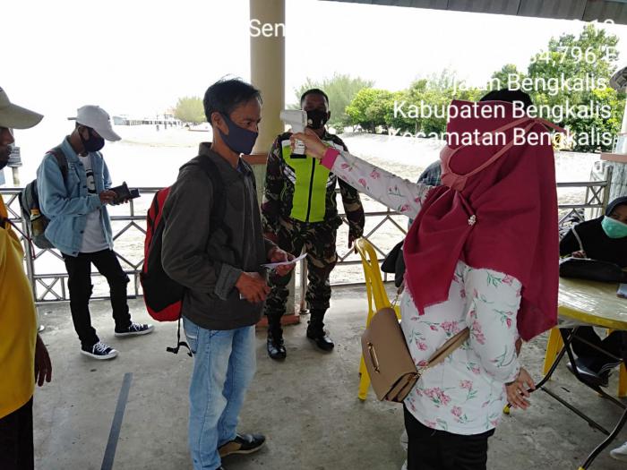 Memutus Penyebaran Covid 19 di Pelabuhan BSL Bengkalis, Serda Mustaqim Lakukan Ini?