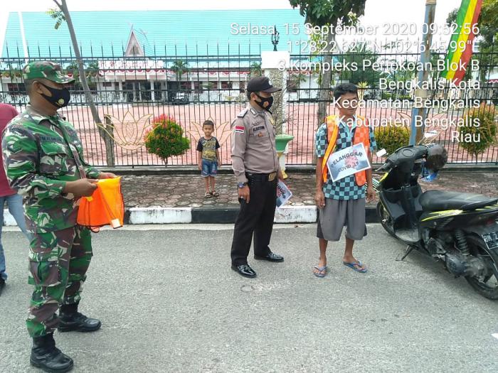 Tim Gabungan Beri sangsi Sosial kepada Warga tidak menggunakan Masker