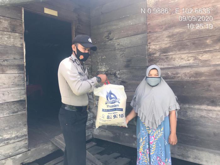 Bantu Warga Terdampak Pandemi, Polsek Tebingtinggi Barat Salurkan 135 Karung Beras