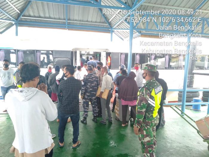 Serda Suprianto Terapkan Protap Kesehatan Kepada Penumpang di Pelabuhan Bandar Sri Laksamana