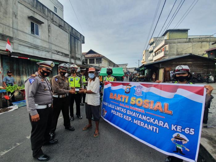 Hari Lalu Lintas Bhayangkara ke-65, Satlantas Polres Meranti Bagi Masker dan Kotak P3K