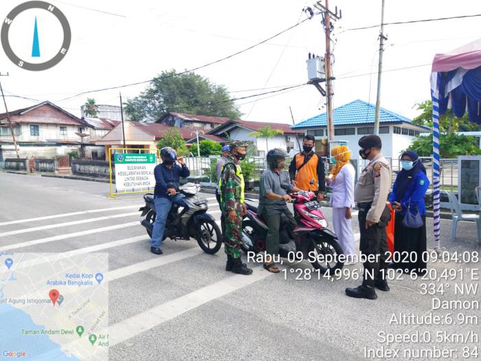 Tim Gabungan Terus Mengimbau Pengendara Melintas di Jalan Patimura agar Menggunakan Masker
