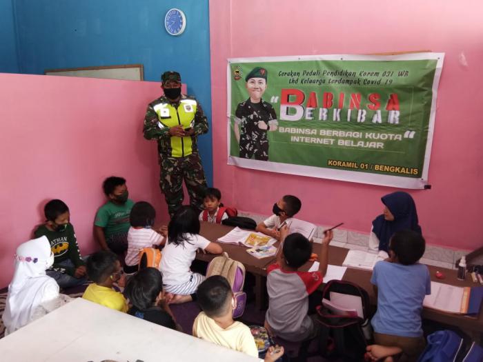 Babinsa Berkibar, Fasilitasi Siswa Belajar Secara Daring di Masa Covid 19.