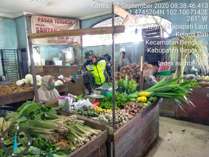 Serka Yanuswar Hermana bersama Serda Rudi Panjaitan Kembali Lakukan Ptotokol Kesehatan di Pasar Terubuk