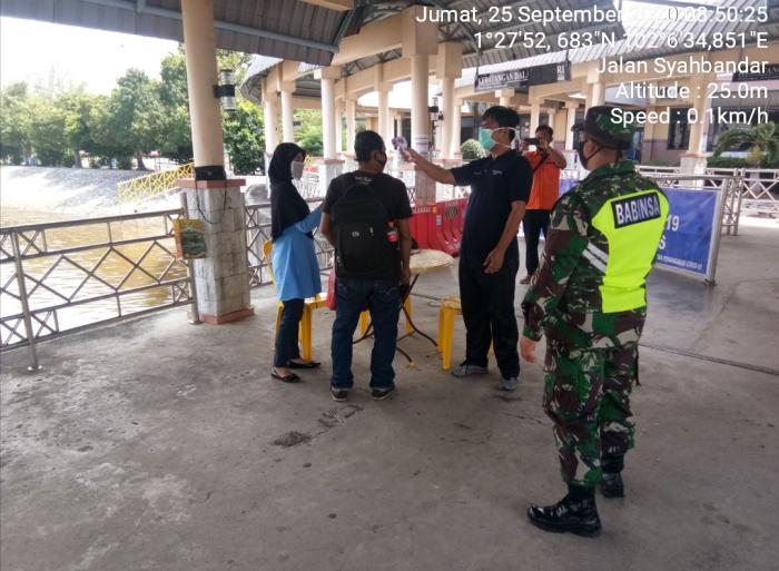 Serma Rudi&nbsp;Terus Terapkan Protokol Kesehatan di Pelabuhan Roro Bengkalis