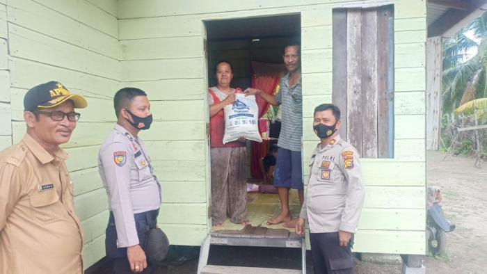 Polsek Rangsang Barat Bagikan 50 Karung Beras ke Warga Terdampak Covid-19