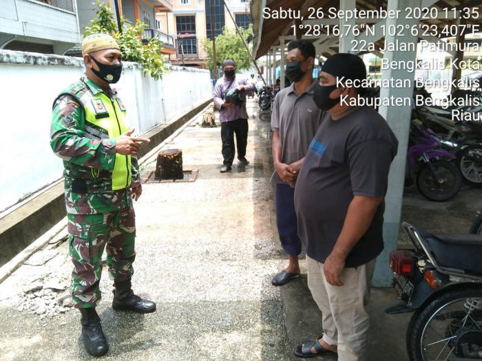 Sertu Subarianto bersama Kopda Pasaribu Terus Menerapkan Pendisiplinan Protokol Kesehatan di Masjid Istiqomah