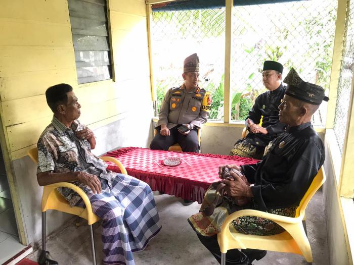 Kapolres Eko Wimpiyanto Jenguk Ketua MKA LAMR Meranti yang sedang Sakit
