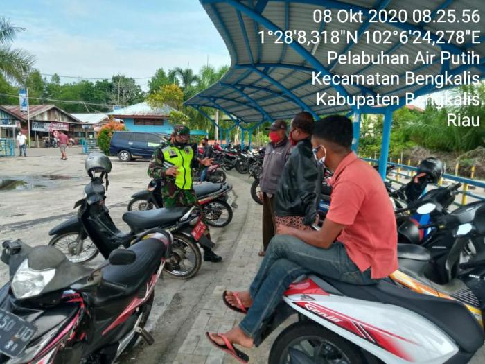 Personel Koramil 01/Bengkalis Terus Menerapkan Protokol Kesehatan di Pelabuhan BSL 