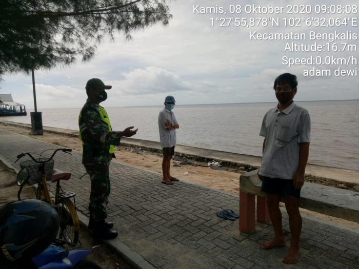 Serda Mhd Alimran dan Prada Sitompul Gencar lakukan Protokol Kesehatan di Taman Andam Dewi, Bengkalis