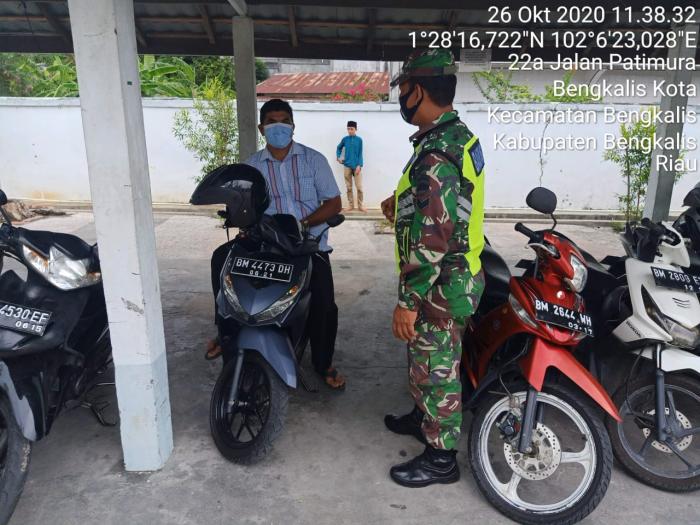 Sertu Subarianto bersama Kopda Pasaribu Menerapkan Protokol Kesehatan di Masjid Istiqomah